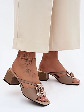 Încălțări cu toc Step in style  Șlapi damă din piele naturală cu toc tip cărămidă sunt o propunere elegantă creată pentru ocazii deosebite. Croiala clasică face ca