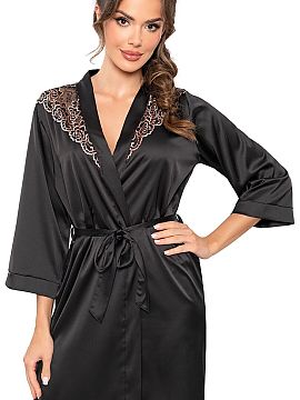 Cămaşă de noapte scurtă Donna  Halat de satin Sabrina cu finisaj din dantelă este o propunere senzuală și elegantă care subliniază subtil stilul feminin. Materialul n