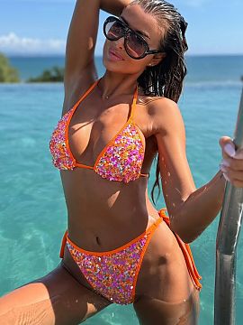 Sutiene de baie Axami  Sutien clasic de bikini cu cupe triunghiulare este un model atemporal care subliniază frumos silueta feminină. Legarea la gât și spate p