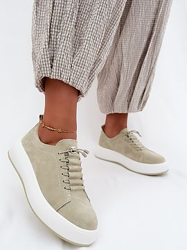 Pantofi sport pe platformă Step in style  Adidașii pentru femei din piele întoarsă naturală sunt o propunere confortabilă și stilată pentru zi cu zi. Forma la modă, ridicată