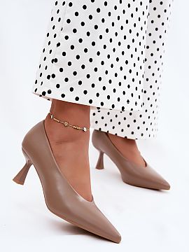Pantofi cu toc simplu Step in style  Pantofii din piele ecologică reprezintă o propunere elegantă pentru femeile care apreciază clasicul într-o variantă modernă. Culoarea