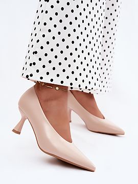 Pantofi cu toc simplu Step in style  Pantofii din piele ecologică sunt o propunere elegantă pentru femeile care apreciază clasicismul într-o versiune modernă. Croiala stila