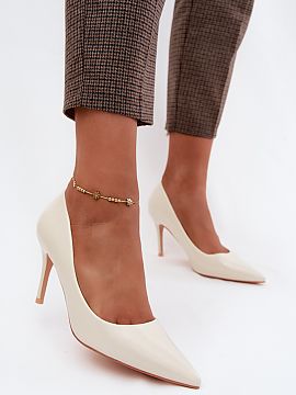 Pantofi cu toc subţire (stiletto) Step in style  Pantofii realizați din piele ecologică lacuită sunt o propunere stilată pentru femeile care apreciază eleganța și croielile clasice. 