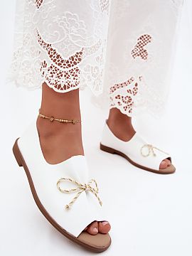 Sandale Step in style  Sandalele pentru dames din imitație de piele sunt o propunere elegantă și feminină pentru zilele calde. Modelul cu călcâiul acoperit a