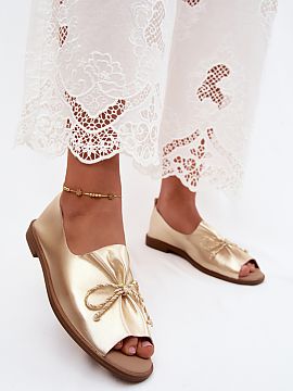 Sandale Step in style  Sandale de damă din imitație de piele sunt o propunere stilată și feminină pentru zilele călduroase. Modelul cu toc acoperit asigură 