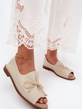Sandale Step in style  Sandalile pentru femei din piele artificială sunt o propunere elegantă și feminină pentru zilele călduroase. Modelul cu călcâiul acop
