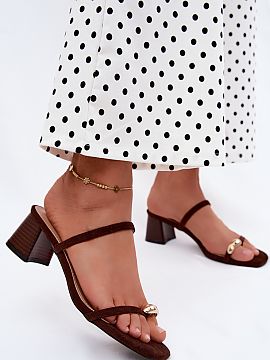 Încălțări cu toc Step in style  Sandalele pentru femei din imitație de suede sunt o propunere stilată pentru femeile care apreciază un aspect elegant și detalii la mod�