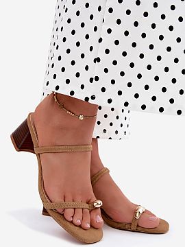 Încălțări cu toc Step in style  Sandale dama din imitatie de velur sunt o propunere stilată pentru femeile care apreciază un aspect elegant și detalii la modă. Modelul 