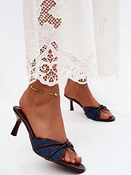 Încălțări cu toc Step in style  Pantofii de damă din imitație de piele sunt o propunere elegantă și feminină pentru amantele accesoriilor la modă. Croiala subțire su