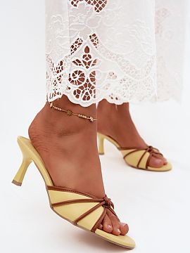 Încălțări cu toc Step in style  Sandalele pentru dames din piele artificială sunt o propunere elegantă și feminină pentru iubitoarele accesoriilor la modă. Forma slim 