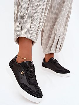 Pantofi sport pe platformă Step in style  Sneakersii pentru dame din piele ecologică sunt o propunere stylish pentru zi cu zi, care îmbină un aspect la modă cu confortul în util