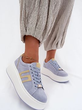 Pantofi sport pe platformă Step in style  Tenisi de dama din nubuc natural sunt o propunere stylish și confortabilă pentru fiecare zi. Croiala modernă, așezată pe o platformă, 