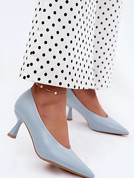 Pantofi cu toc simplu Step in style  Pantofii din piele ecologică sunt o propunere elegantă pentru femeile care prețuiesc clasicul într-o formă modernă. Designul stilat su