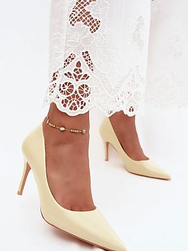 Pantofi cu toc subţire (stiletto) Step in style  Pantofii realizați din piele ecologică lăcuită sunt o propunere stilată pentru femeile care apreciază eleganța și croielile clasice.