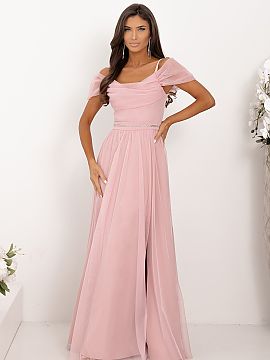 Rochie lungă With You  Rochia de seară pudră cu decupaj și umeri goi este quintesența eleganței și feminității. Realizată dintr-un material ușor și flui