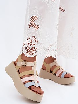 Sandale cu platformă Step in style  Sandale de damă din imitație de catifea sunt o propunere la modă și confortabilă pentru zilele calde. Modelul așezat pe o platformă m