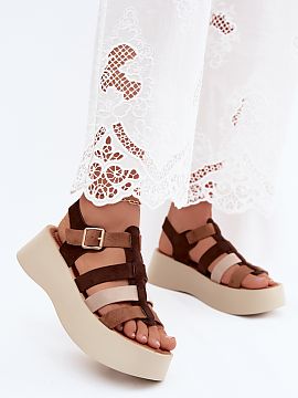 Sandale cu platformă Step in style  Sandalele de damă din imitație de catifea sunt o propunere la modă și confortabilă pentru zilele calde. Modelul așezat pe o platformă