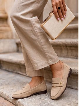 Mocasini Step in style  Mocasinile realizate din imitație de catifea sunt o propunere elegantă și confortabilă pentru ziua de zi. Croiala clasică în combinaț