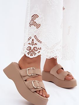 Papuci cu platformă Step in style  Șlapi damă pe platformă Hazelia sunt un model trendy din categoria Șlapi pentru femei, confecționați din piele ecologică de catifea. 