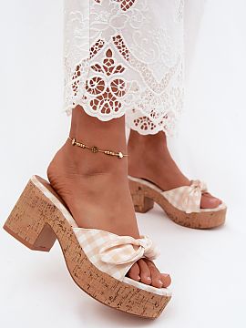 Încălțări cu toc Step in style  Șlapi damă cu toc masiv în formă de stâlp și platformă cu textură de plută sunt o propunere elegantă pentru zilele calde, combinâ