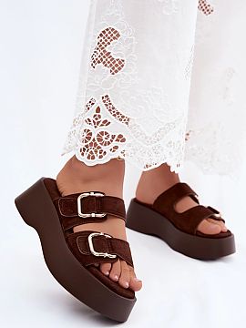 Papuci cu platformă Step in style  Șlapii pentru femei pe platforma Hazelia este un model trendy din categoria Șlapii pentru femei, fabricat din piele ecologică de catifea.