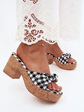 Încălțări cu toc Step in style  Papuci de damă cu toc masiv de tip stâlp și platformă cu textură de plută sunt o propunere elegantă pentru zilele calde, combinând u