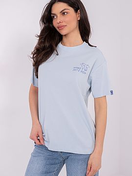 Tricou Factory Price  Tricoul clasic de damă de lungime standard, care se potrivește perfect în ținutele de zi cu zi. Realizat din 100% bumbac, asigură confo