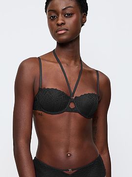 Sutien bardot Triumph  Sutien tip balconet That Night In Vegas 10224874-0004 este o combinație unică de eleganță și caracter senzual. Modelul a fost proiectat