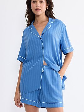 Cămaşă Triumph  Muntele de la pijama, cămașa deschisă Amourette Jacquard 10227193-005J este o propunere elegantă pentru femeile care apreciază confortu