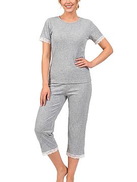 Pijama Donna  Pijama de damă Megi este o combinație perfectă de confort, stil feminin și atenție la detalii. Confecționată dintr-un material moale,