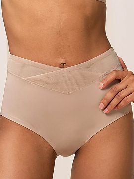 Chiloţi Triumph  Chilot maxi True Shape Sensation 10162228 în culoarea bej deschis este un model de lenjerie modelatoare care corectează subtil silueta și