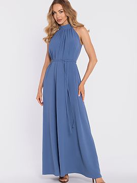 Rochie de zi Moe  O rochie maxi elegant, confecționat dintr-un material ușor cu o textură evidentă (crep) și finisaj mat, este o propunere care combină 