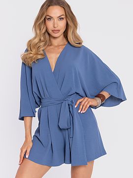Salopetă Moe  Costum elegant feminin realizat dintr-un material ușor cu o structură evidentă (crep) și finisaj mat este o propunere care îmbină stil