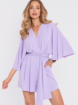 Salopetă Moe  Costum elegant de damă realizat dintr-un material ușor cu o structură evidentă (crep) și finisaj mat este o propunere care îmbină sti