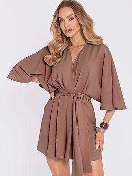 Salopetă Moe  Costum elegant pentru femei, fabricat dintr-un material ușor cu o structură evidentă (crep) și finisaj mat, este o propunere care îmbin