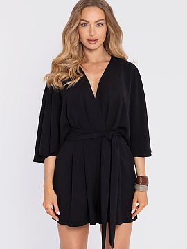 Salopetă Moe  Costum elegant de damă realizat dintr-un material ușor cu o textură pronunțată (crep) și finisaj mat este o propunere care îmbină st