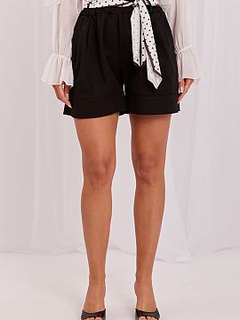 Pantaloni scurţi Italy Moda  Pantalonii scurți pentru femei din material sunt o propunere confortabilă și stilată pentru fiecare zi, ideală pentru stilurile casual.