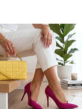 Pantofi cu toc subţire (stiletto) Solea  Elegantii tocuri cu vârfuri din piele ecologică lucioasă sunt o alegere atemporală pentru femeile care apreciază clasicul într-o inter