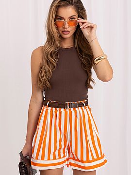 Pantaloni scurţi Italy Moda  Șorturile de damă elegante din material sunt o propunere ideală pentru ziua de zi, în special în zilele mai calde. Ele se disting prin 