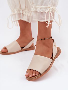 Sandale Step in style  Sandale pentru femei din piele ecologică sunt o propunere elegantă pentru zilele calde. Cu un toc plat, acestea oferă confort și confort