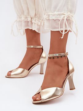 Sandale cu toc Step in style  Sandalele pentru femei de producție poloneză sunt o propunere elegantă pentru femeile care apreciază o execuție atentă și un stil ate