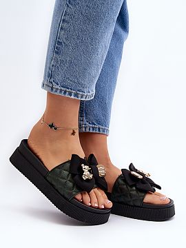 Papuci cu platformă Step in style  Șlapi pentru femei din piele ecologică. Așezate pe o platformă masivă. Acest model are o fundă din material și o imitație de cataram