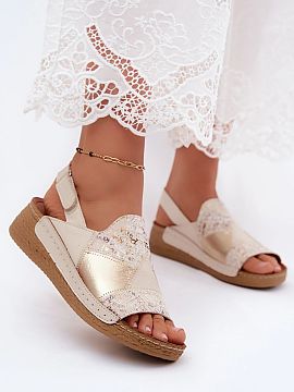 Sandale cu talpă tip pană Step in style  Sandale de damă din piele naturală sunt o opțiune elegantă și confortabilă pentru zilele de vară. Plasate pe o platformă cu imitați
