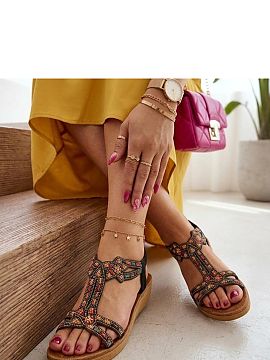 Sandale Solea  Sandale elegante cu talpa joasa sunt o alegere perfecta pentru femeile care apreciaza confortul si aspectul intemporal. Partea superioara di