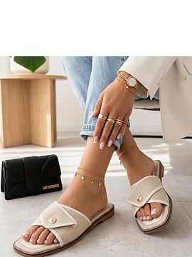 Şlapi Solea  Elegantele papuci slip-on sunt o alegere perfectă pentru femeile care apreciază confortul și detalii subtile și la modă. Partea superio