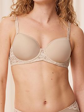 Sutien întărit Triumph  Sutien tip spacer Amourette WP 10214770-0026 cu balene este o combinație de lejeritate, tehnologie modernă și finisaj elegant. Modelul a 