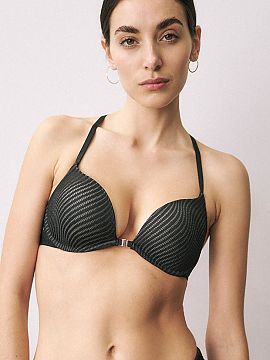 Push-up Triumph  Sutien push-up Harmony Spotlight WHUF 10217429 într-o clasică culoare neagră impresionează cu designul său modern și finisajul senzual