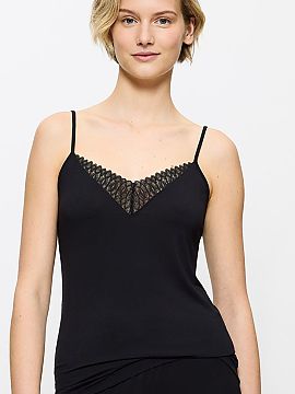Cămaşă Triumph  Top Aura Spotlight 10221405-0004 de la Triumph este o combinație subtilă de eleganță și confort excepțional. Croiala delicată cu bret