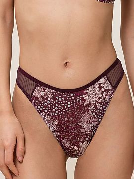 Tanga Triumph  Chiloți Lavish Spotlight High Waist 10213117 de la Triumph reprezintă o combinație unică între stilul feminin, confort și designul mod