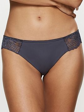 Chiloți în stil brazilian Triumph  Wild Peony Florale Brazilian 10209603 de la Triumph este o combinație între un aspect senzual, confort și o potrivire perfectă. Modelul 